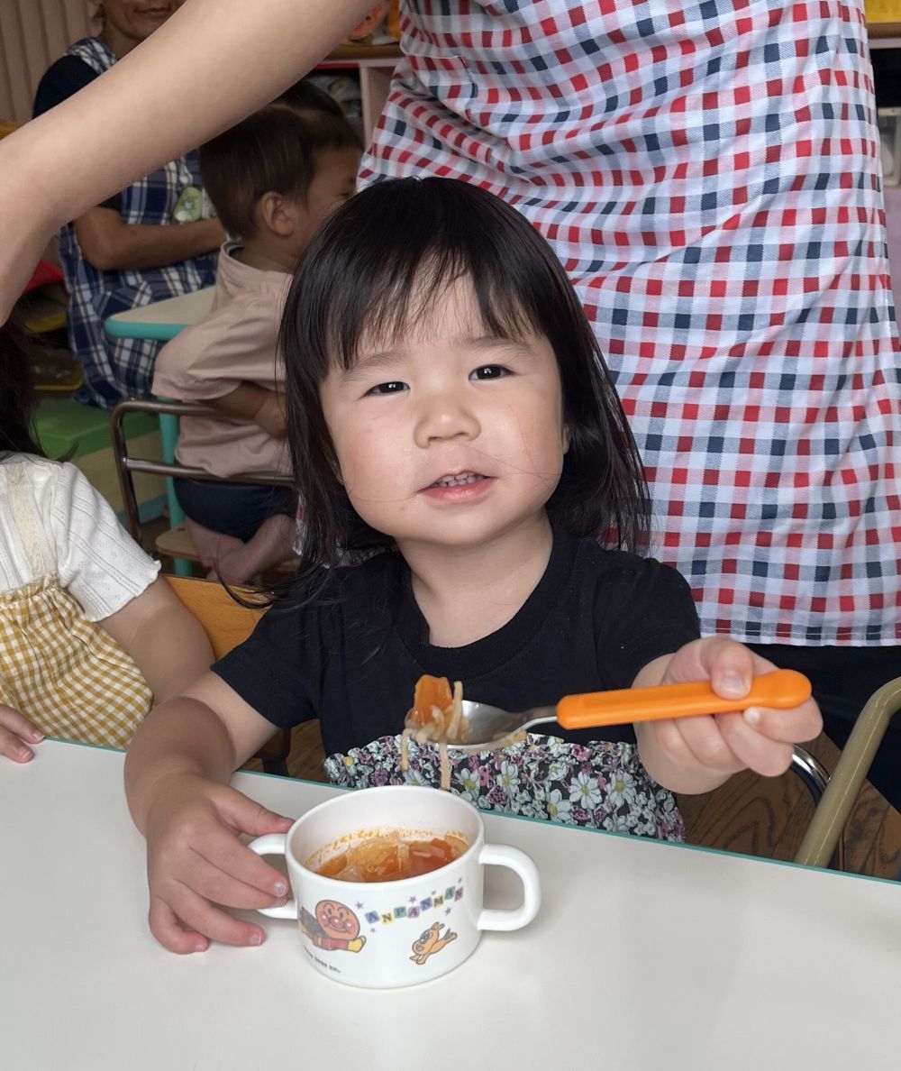 ヒヨコ組さんは、下からスプーンを握って食べる練習です。
手首を使って食材をすくい、口まで運びます。

少し難しい持ち方ですが…
みんな、とても上手に持ってすくえていました◎

下手持ちができると鉛筆持ち（大人と同じ持ち方）まであと少しです！