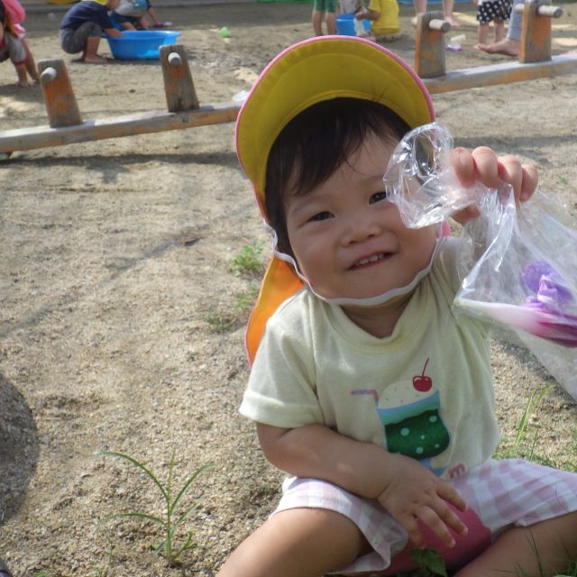 ＊　０歳児　色水遊び　＊