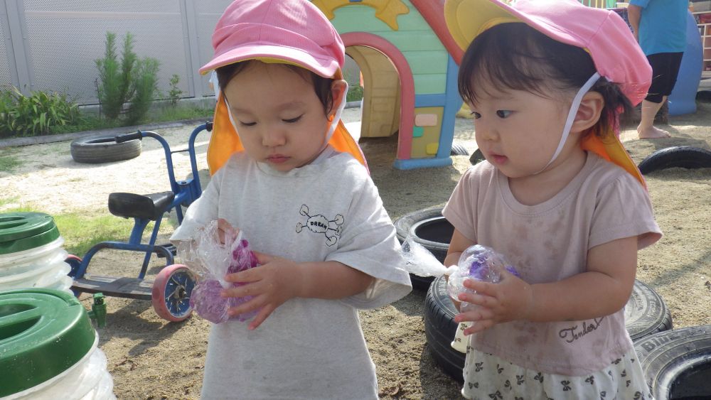水を入れたらもんでいきます

もーみもみと言いながら小さい手でもんでいくⅯちゃんとSくん
お互いの様子を見ながら真剣にもんでます
