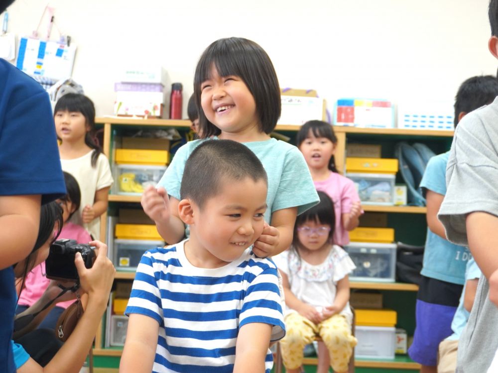 この間の敬老会でやった手遊びや触れ合い遊びを
園でも他クラスと交流して楽しんでいます♡
誰とでも…　どの年代とも…　楽しめる触れ合い遊び！
初めましての人とも距離が近づきます♡



ゾウ組さんと♡
「とんとんとんとん肩たたき～♪」