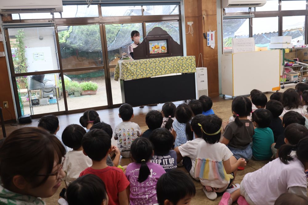 訓練を終えたあと、みんなで集まり地震の時の避難行動を
紙芝居で学びました。