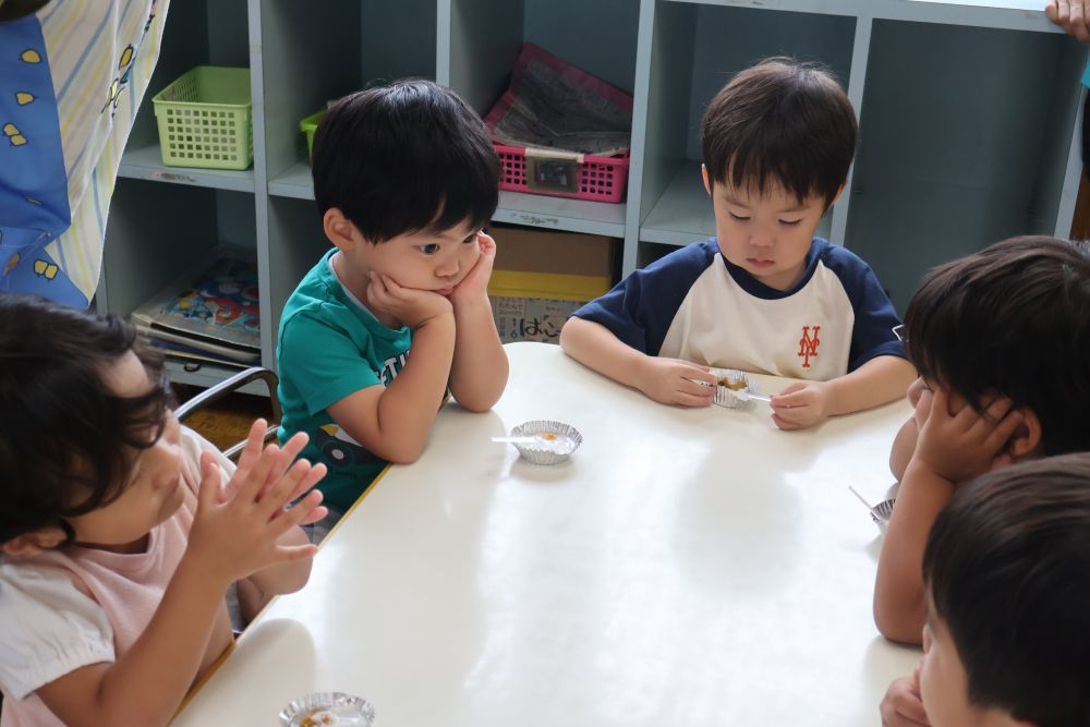 大きな地震が起こると、電気や水が止まってしまいます。
給食だって作れません。
そんな時には【非常食】
今日は【非常食】の試食もしましたよ。
給食とちがう??
戸惑いは隠せない・・・・子どもは正直です
じっと非常食とにらめっこ?
おそるおそる口に運ぶ子
試食も非常時に備えての大切な経験です.