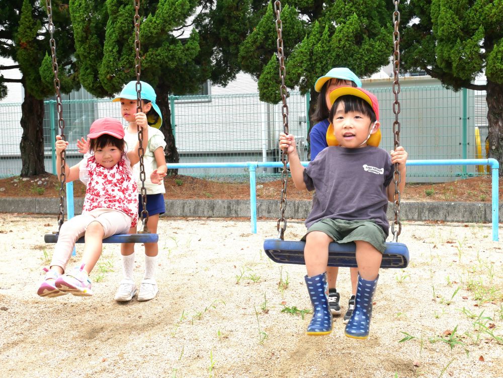 『公園楽しいね~』
『いっぱい行きたいな~』
外で遊んだり体を動かすことは楽しいね!!
後ろからは優しいゾウ組さんが背中を押してくれています
『お姉ちゃんありがとね~』と嬉しそう♡