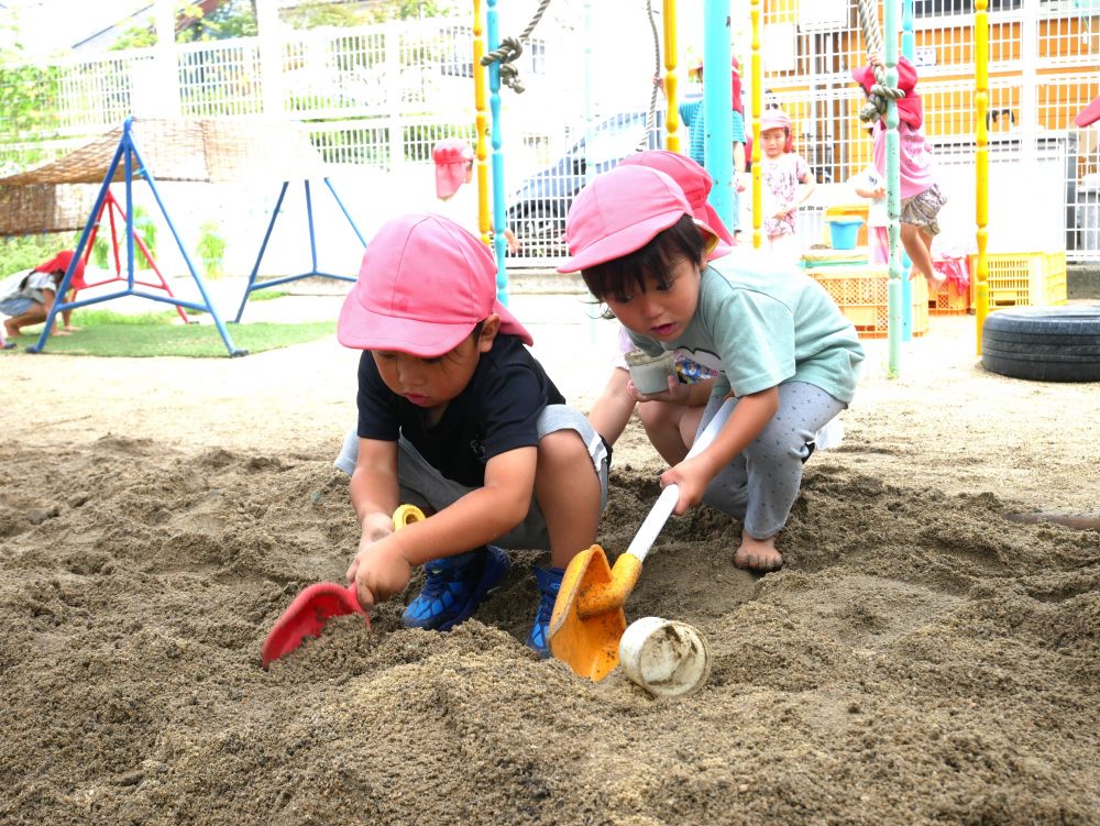 突然の雨が多かった9月・・・
雨上がりの園庭は子ども達にとって魅力的なようで・・・♡
『あの土で遊びたい!!』 元気よく園庭に出て遊んでいます
『これ道にしようやぁ!!』
『今なら土が崩れにくいからイイ道ができるよ』
『いっぱい掘ってよ~!!』
NくんとYくんで協力して道作り♡