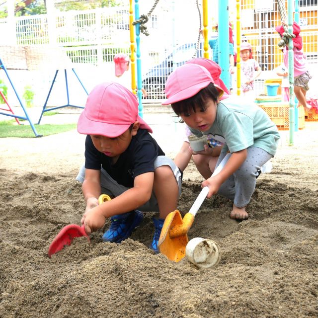 ＊　3歳児　雨上がりの園庭　＊