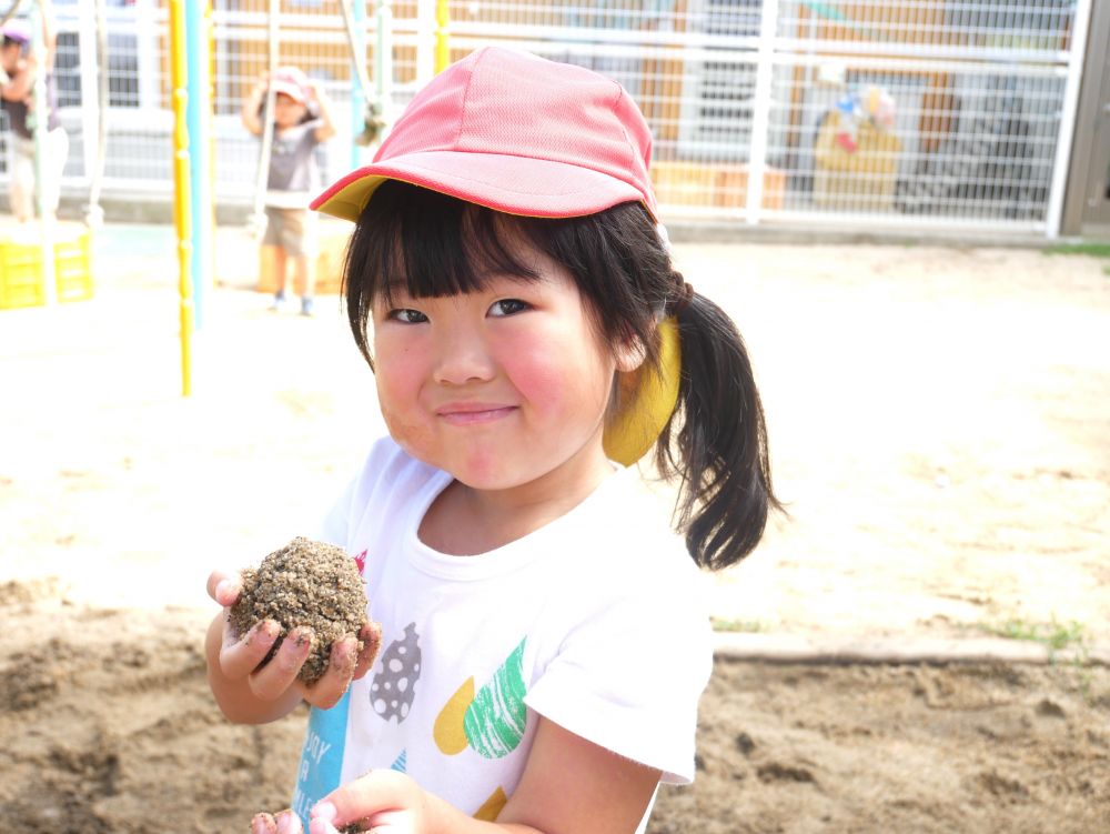 『団子が上手に固まったよ♡』
少しぬかるんだ土は・・・
団子がまとまりやすい!!ということに気が付いたSちゃん