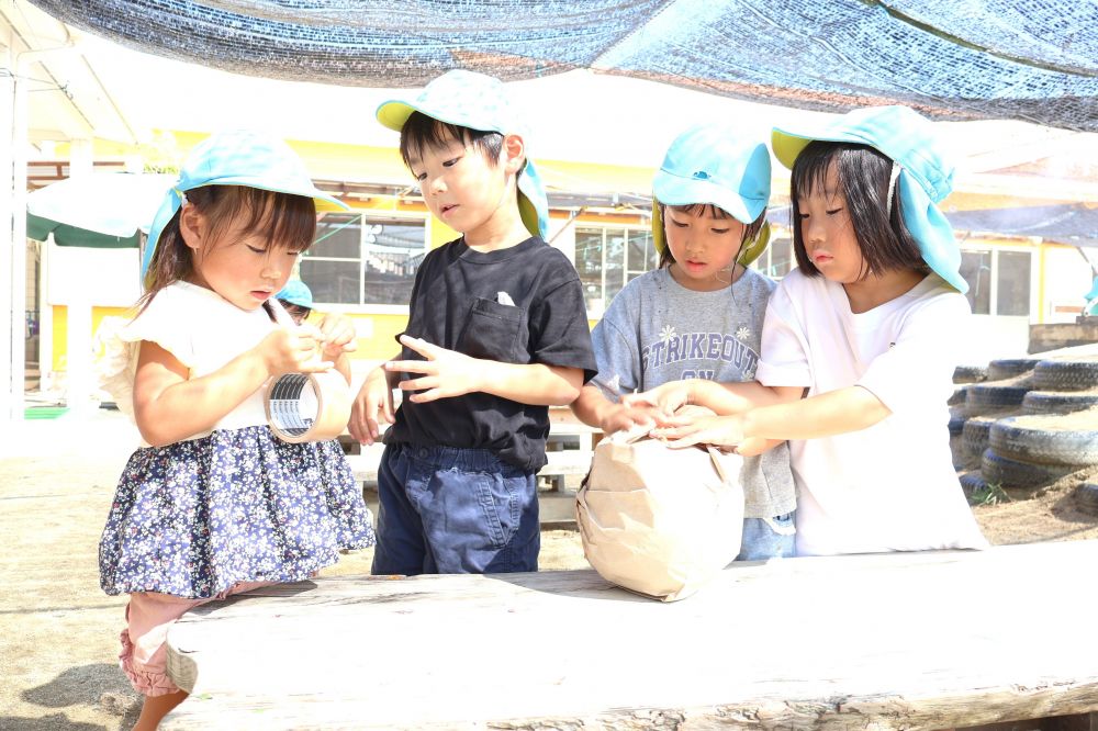 すくすく育っている稲が鳥に食べられてピンチ!
稲を守るために春に散歩で見たかかしを思い出しながら
かかしを作ってみることに!
まずは土台の顔作り
「Aがちぎるから、Yくん貼ってくれる?」
「ここももっと止めた方がいいんじゃない?」
友達と話し合い役割分担しながらどんどん補強!