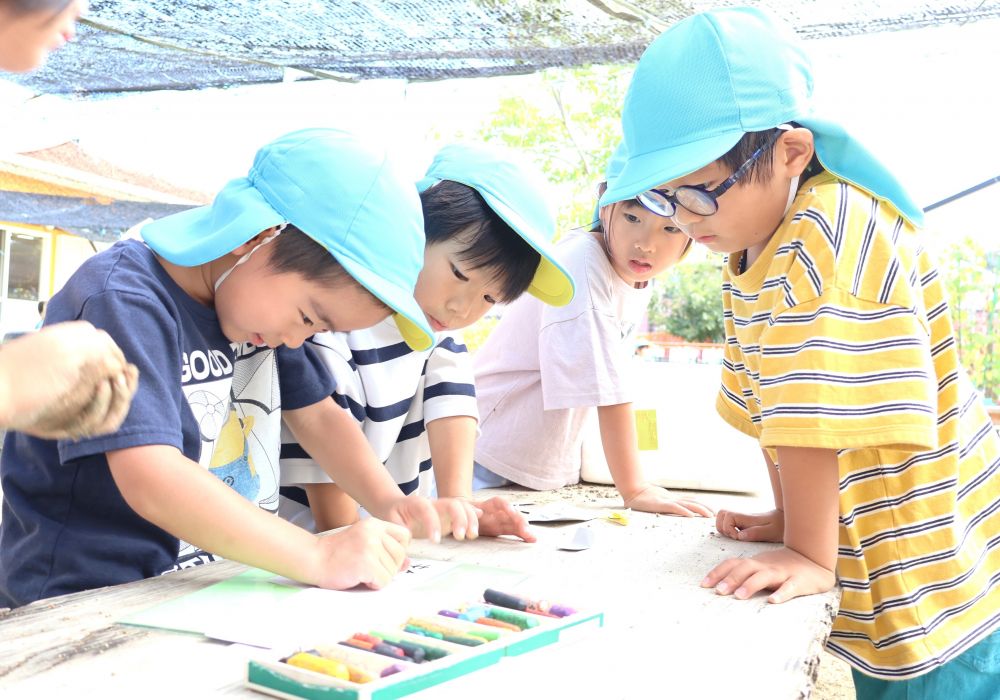 かかしも完成し、最後は名札もつけてあげることに!
「いろんな色にしよーっと」
「Hくん、めっちゃ上手じゃん!」
書くことが得意な子
少しずつ読めるようになった子
ひらがなの形に興味を持っている子
一人ひとりの文字への関心が広がります♡