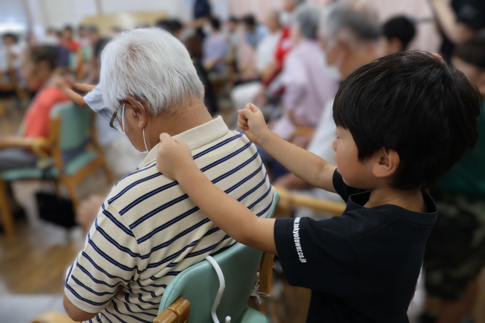 歌とダンスの次は、肩たたき‼
「 とんとんとんとん肩たたき
両手揃えてとんとんとん♪ 」
「 元気でいてね おじいちゃん♪ 」
歌を歌いながら肩たたきするのは
少しだけ難しいけれど、
一生懸命頑張るKくん✨