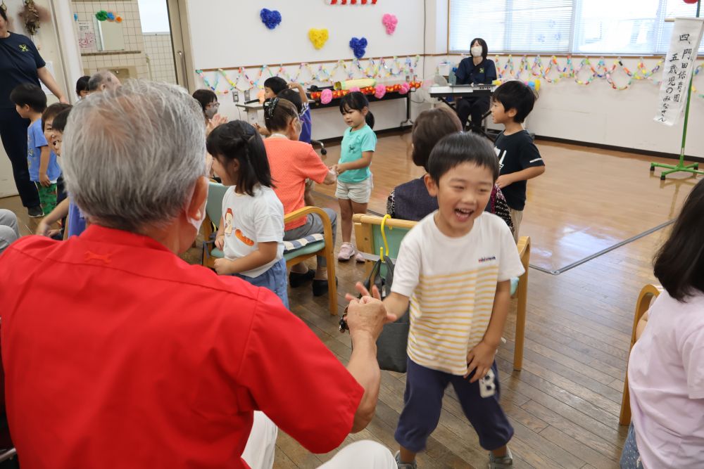 最後は 「げんこつ山のたぬきさん」
歌い、利用者の方とじゃんけん勝負です!✊
「 なに出す? 」と聞くSくん
「 じゃあグーを出そうかな 」…
心理戦…2人の勝負の行方は!💥
「 いえーい!勝った‼ 」大喜びのSくんに
思わず利用者の方もにっこり!☘️
子どもたちの元気・笑顔パワーが
利用者さんに伝わっているといいなあ~
地域の人との交流で楽しい時間を作ることができました
