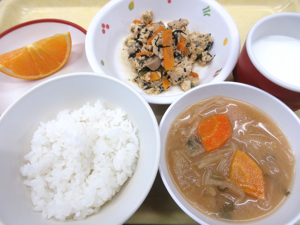ご飯
炒り豆腐
切干し大根のみそ汁
オレンジ
牛乳