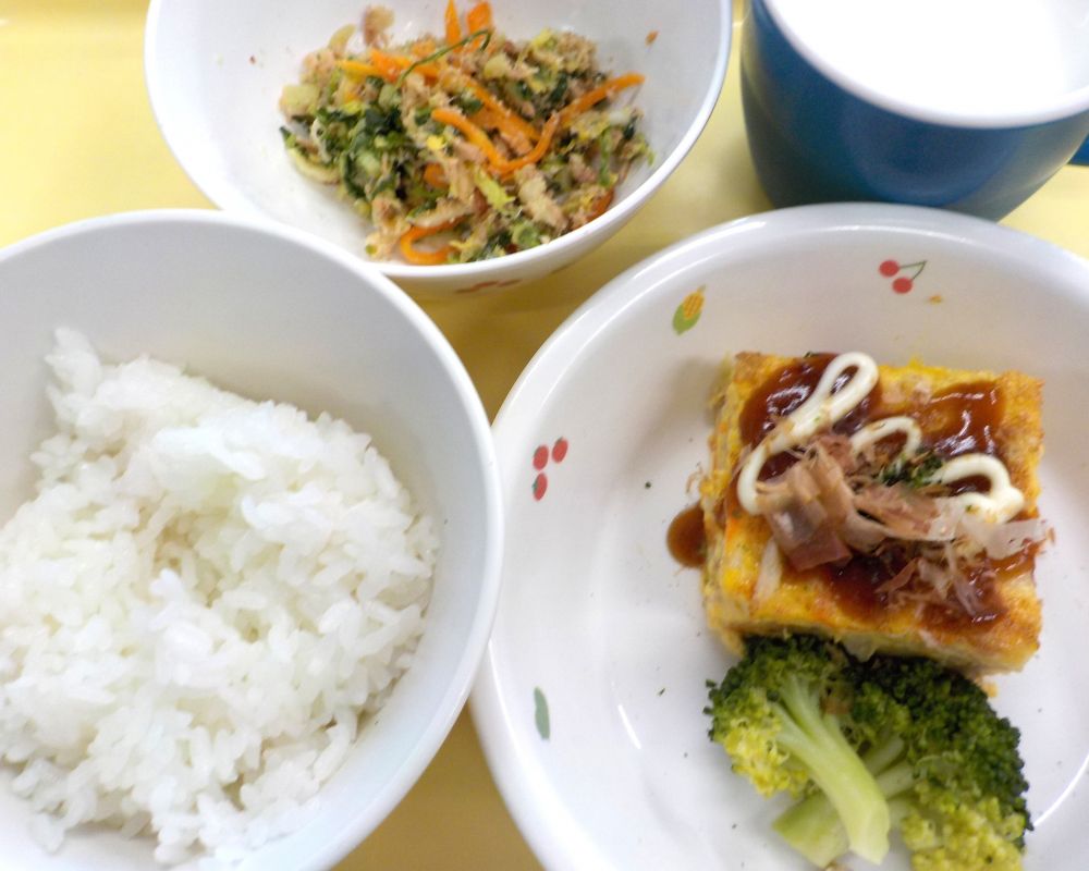 ご飯
とん平焼き
ゆでブロッコリー
無限白菜ツナサラダ
牛乳