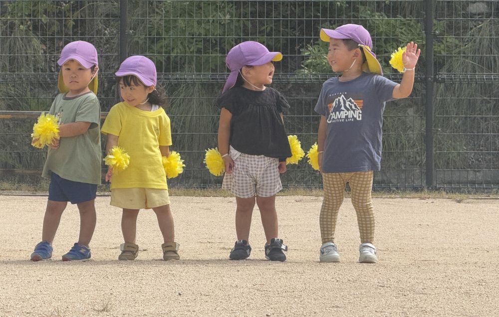 もうすぐ運動会🎌
運動会に向けて楽しく練習しています🎶
今日は、おおどおり公園に行って、
広い場所で練習しました！

『かけっこ』
名前を呼ばれたら、
元気よく…
「はーい✋」