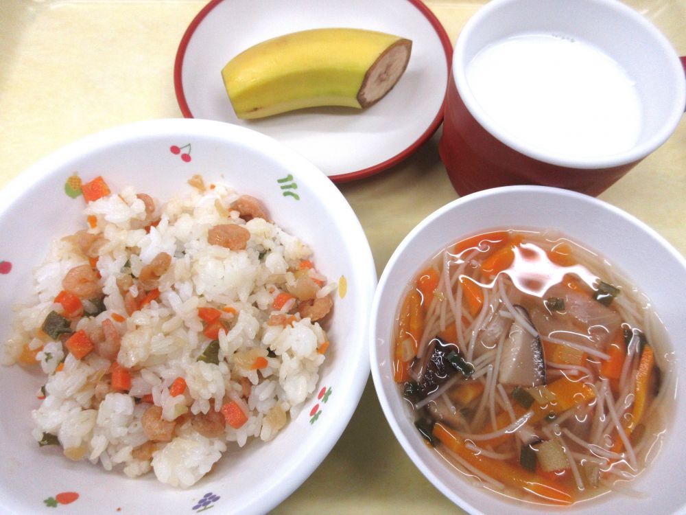 エビ塩チャーハン
ビーフンスープ
バナナ
牛乳