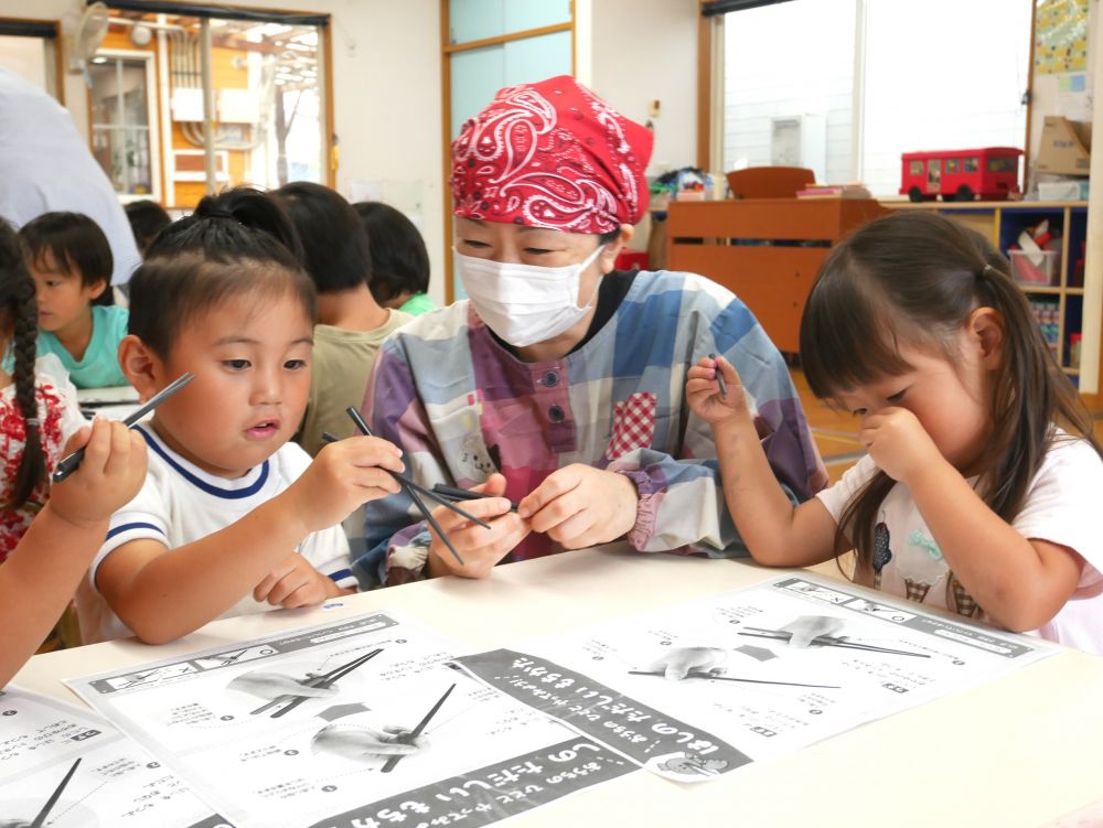 少しずつ手先が器用になり
自分で出来ることも増えてきたリス組さん
今日はみんなで箸に挑戦です
まずは遊びながら楽しく箸を手に持ってみました
『先生これあってる~?』とNくん
『いいね!!箸を動かしてみる?』と本田先生
“カチャカチャカチャ・・・”
『動かせた!やった~♡』