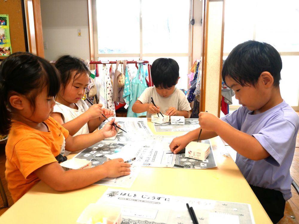次は箸でスポンジを掴み・・・
箱から箱へ移動させてみます
手先をじっくり見て集中しています
『よいしょ・・・よいしょ・・・』
『1つ・・・2つ・・・』
みんな一生懸命です♡