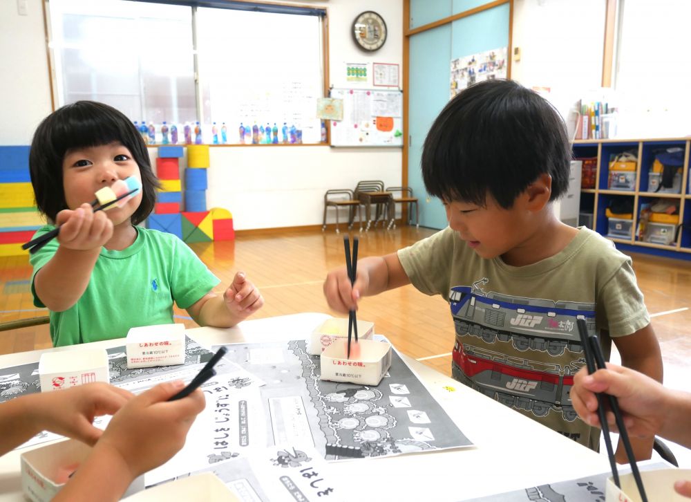 『じゃじゃーん!!3つも掴めた』
『僕も3つ掴めるから見ててよ♡』
実際に箸を使って給食を食べるのは10月からです
一人ひとりのペースに合わせ気持ちに寄り添いながら
ゆっくりと進めていきたいと思います♡