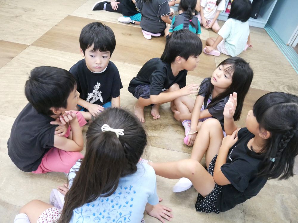 【黄色チーム】
それぞれが走りたい順番があり
走順を決めるのに一番
話し合いをしていた黄色チーム
自分の思いと…友達の思いと…
なかなか決めきれず何度も話し合い

自分の思いを伝えつつ、相手の思いにも耳を傾ける
言葉で言うのは簡単ですが、なかなか難しい…
そんな経験をしながら、運動会に向けて
一生懸命なキリン組さんが素敵です♡


