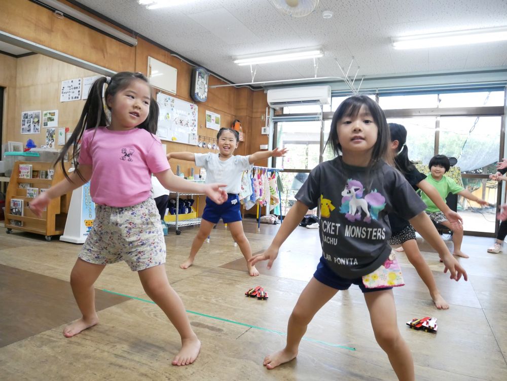 自分たちで鳴子を持ってきて
遊びの中でソーラン節を楽しむ♪

運動会に向けて楽しい♪
と思えることが一番大切♡
「リス組さん呼ぼうかな～」
「見てもらいたい」
と楽しみながら踊る姿にほっこり♡