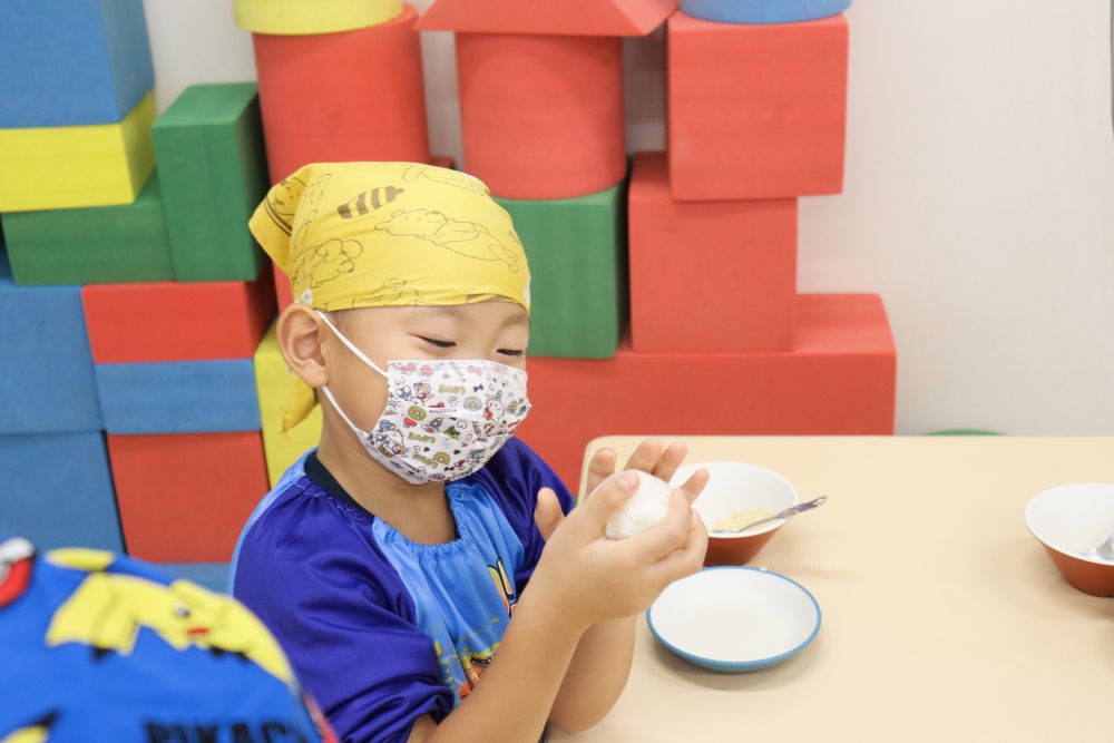 あんこを包んでコロコロしながらまん丸に整えていきます
普段園庭で泥団子作りを楽しんでいる子ども達は要領がいいです
遊びが生活、生活が遊び
様々な力が育っています