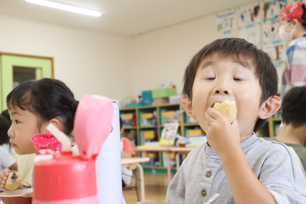 それではいただきまぁ~す
大きな口で豪快にかぶりつきます