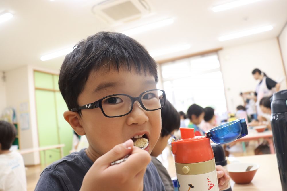 自分で作ったおはぎ
美味しそうに食べる子ども達です
ところで、なぜお彼岸におはぎ?
そんな話も子ども達に伝えていきたいですね!