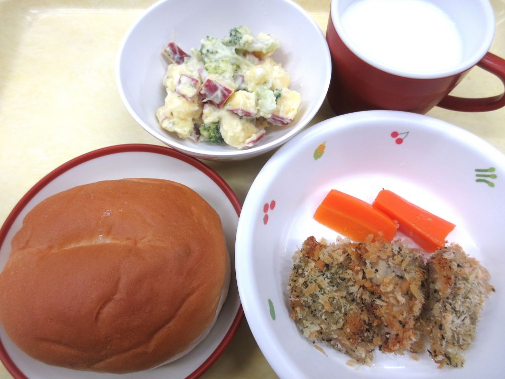 ロールパン
鶏肉の香草焼き
にんじんグラッセ
さつま芋ブロッコリーサラダ
牛乳