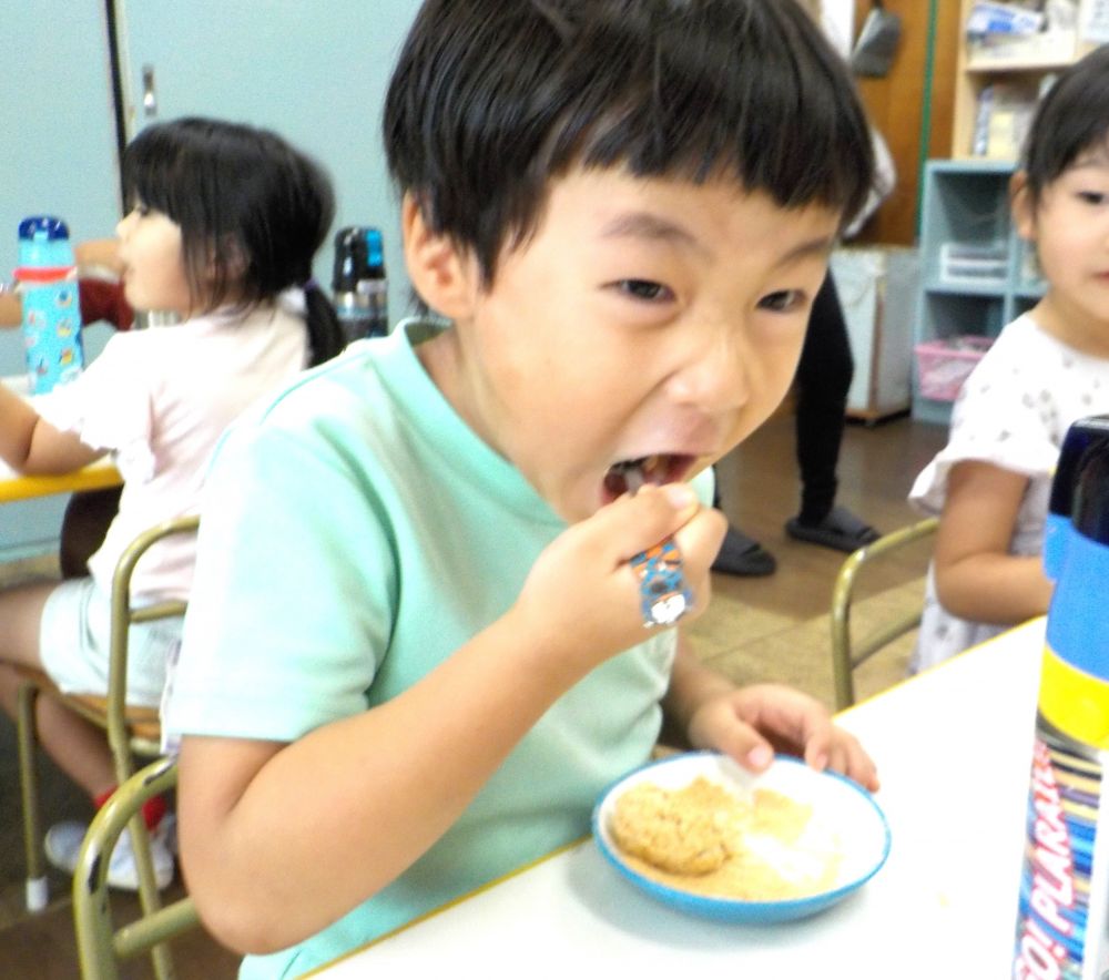 初めての【おはぎ】
あっという間に完食しました。
やっぱり自分で作ったおはぎは格別ですね☆
ご先祖様にありがとうを伝える日としてお彼岸に食べますが、とても簡単なので普段のおやつとしてご家庭でもぜひ挑戦してみてください♡