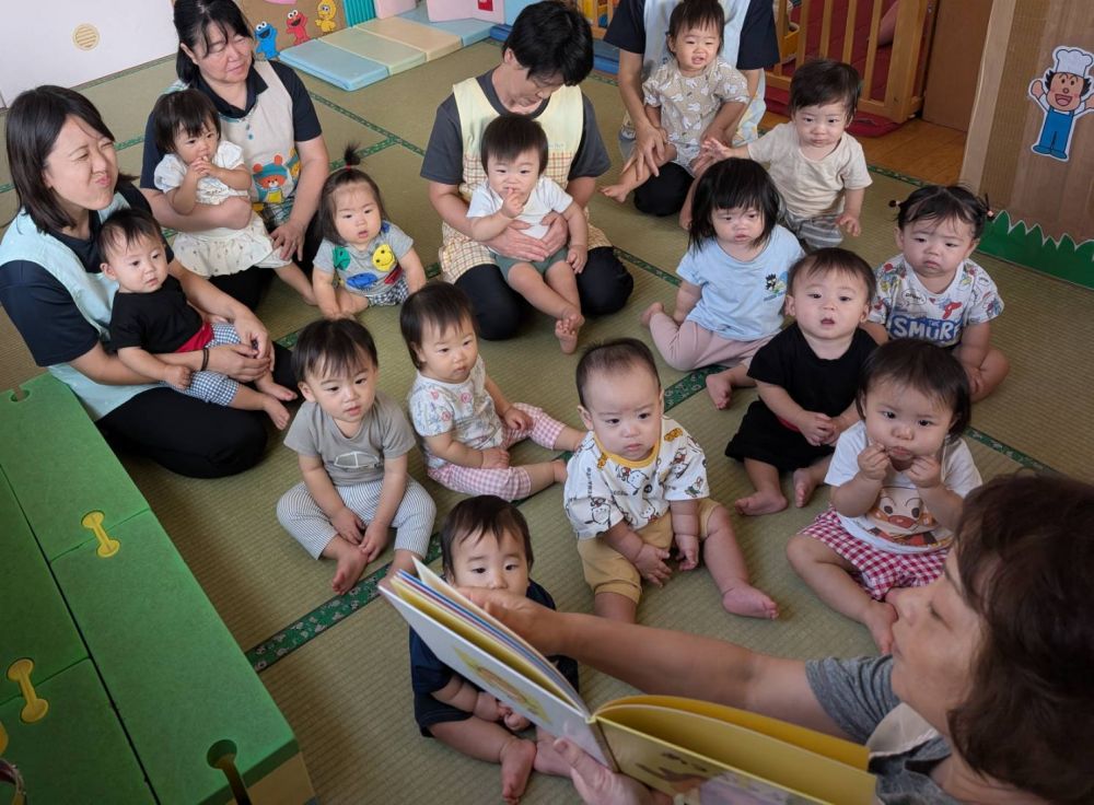 0歳児
『あっぷっぷ』
この絵本は、『だるま』 『さる』 『ぶた』 『おかあさん』
がにらめっこをして楽しむ絵本です。
♪にらめっこしましょ わらうと負けよ あっぷっぷ♪
の歌に合わせて個性豊かでユニークな顔で登場!!
先生も子ども達も大きな声で笑い和やかな空気に包まれて
笑顔いっぱい楽しんでいます。