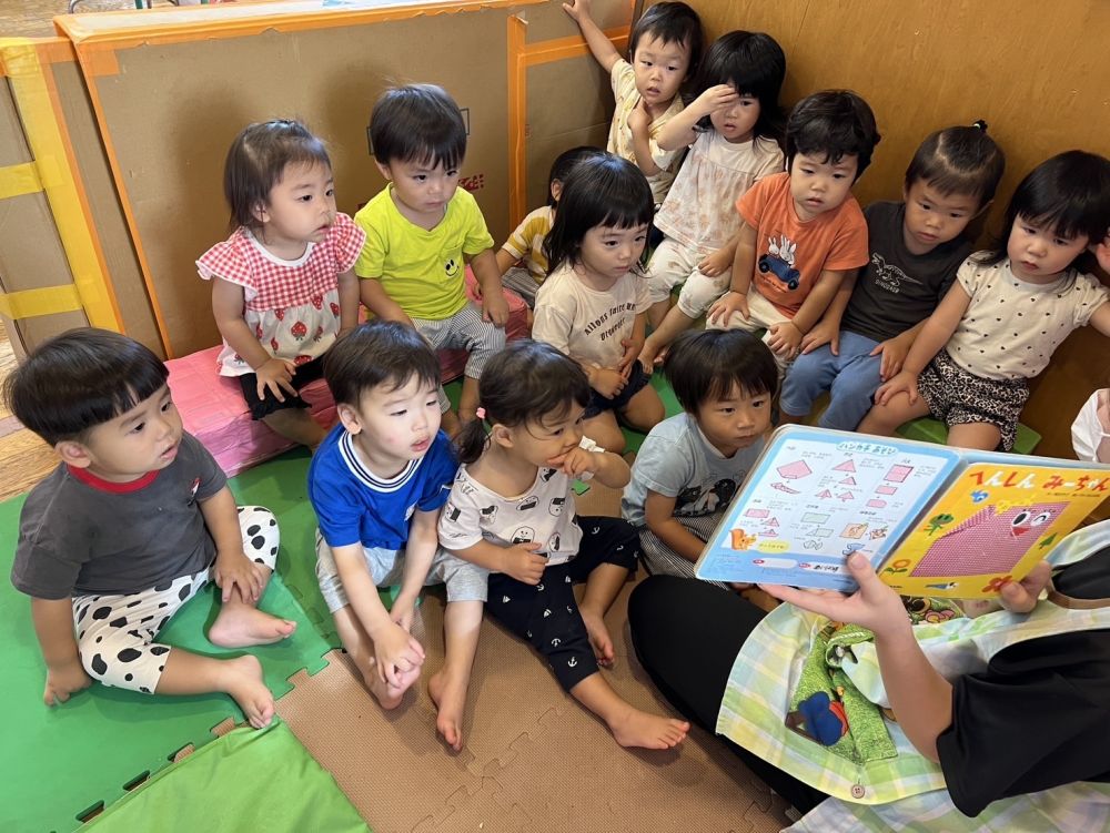 1歳児
『へんしんみーちゃん』
1枚のハンカチがヘビや船に変身して、
冒険する絵本です!!
最後にはロウソクに変身!!
みんなでお誕生日の歌を歌って、
「ふぅ〜」と消すところまで楽しんでいます☺️