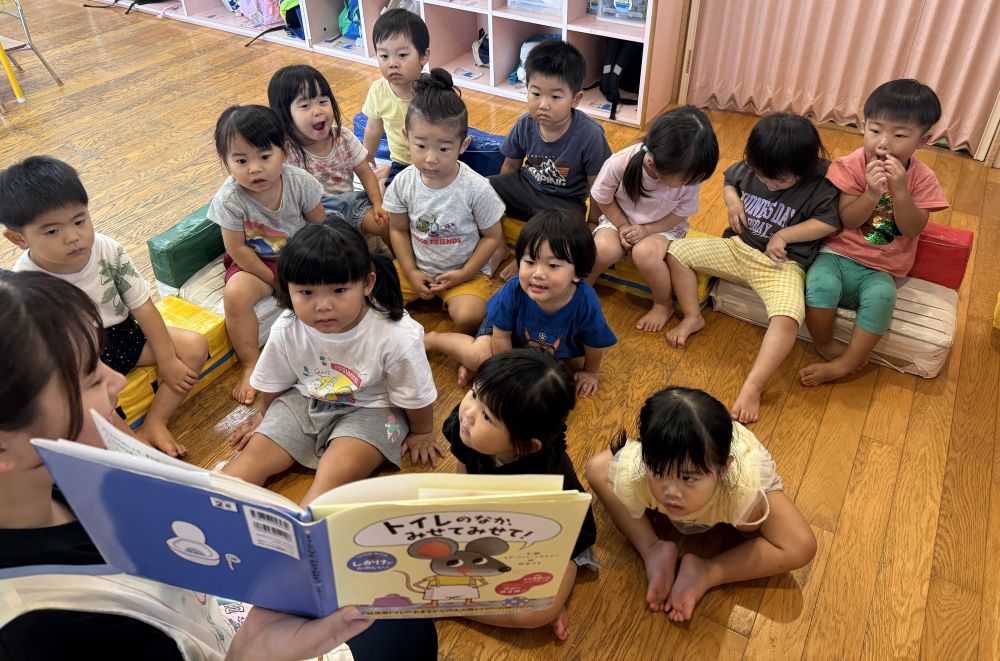 2歳児
『トイレのなか みせてみせて!』
絶賛トイトレ中のクマ組さんです!!
そんなみんなにピッタリの絵本📖´-
色んな動物が出てきて、
どこでしたらいいのかな?
刺激を受けて、
みんなも、トイレ行くー!
トイレでするー!と、頑張ってます😊