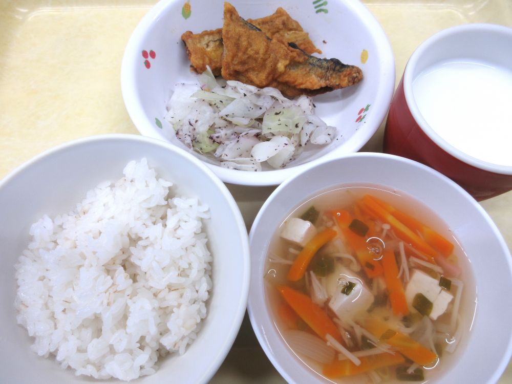 麦ご飯

さんまのカレー揚げ

キャベツのゆかり和え

えのきと豆腐のすまし汁

牛乳