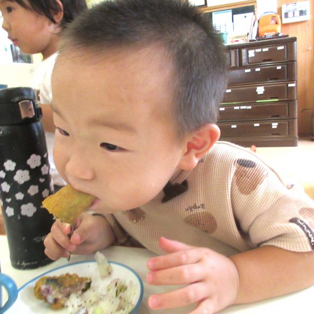 ＊　給食時間の様子　(ゆめはうす認定こども園)　＊