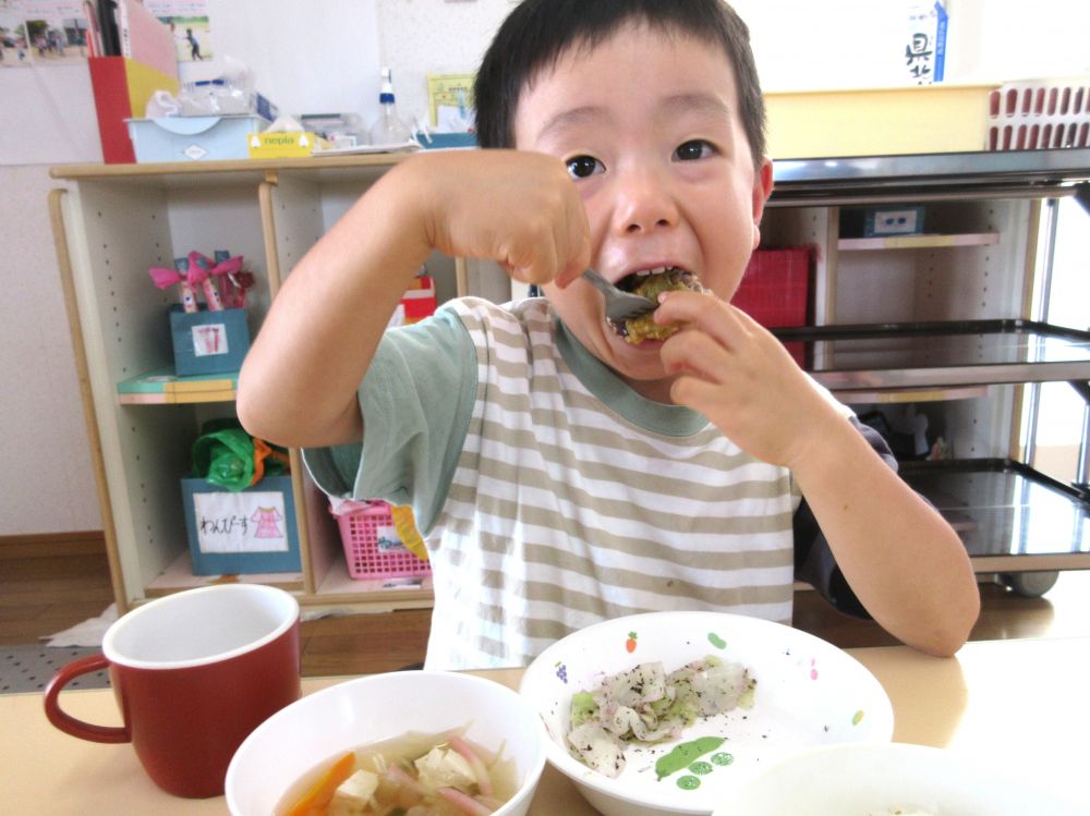 次は３歳児さんの保育室へ。
ここでも「さんまおいしいね♡」
「カレーの味で、すぐ食べれちゃった！」
と好評な様子♪
何も聞かなくても、この食べっぷりを見たら「おいしいんだね～」とわかるくらいですね♡
しっかりよく噛んで、秋の味覚を味わいます。

これからが秋本番！
“食欲の秋”ともいわれる時期、旬の食べ物を味わい、「おいしい」をたくさん感じてほしいです♪