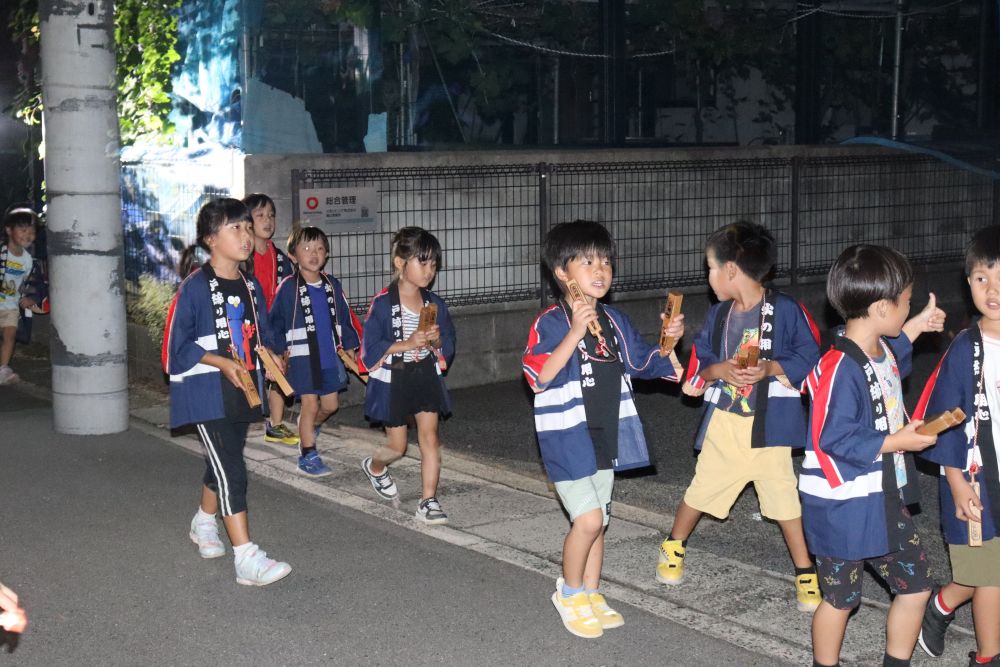 スモーク体験も行なう予定でしたが、スモークマシーンの調子が悪く煙を焚けませんでしたが
姿勢を低くしての避難練習をしたあとは、本日メインの拍子木を持っての夜回り
「火の用心、カチカチ♪」
暗くなってからの活動って、なんでこんなにワクワクするのでしょうか?
防火意識も高まり、素敵な思い出になってくれていることと思います