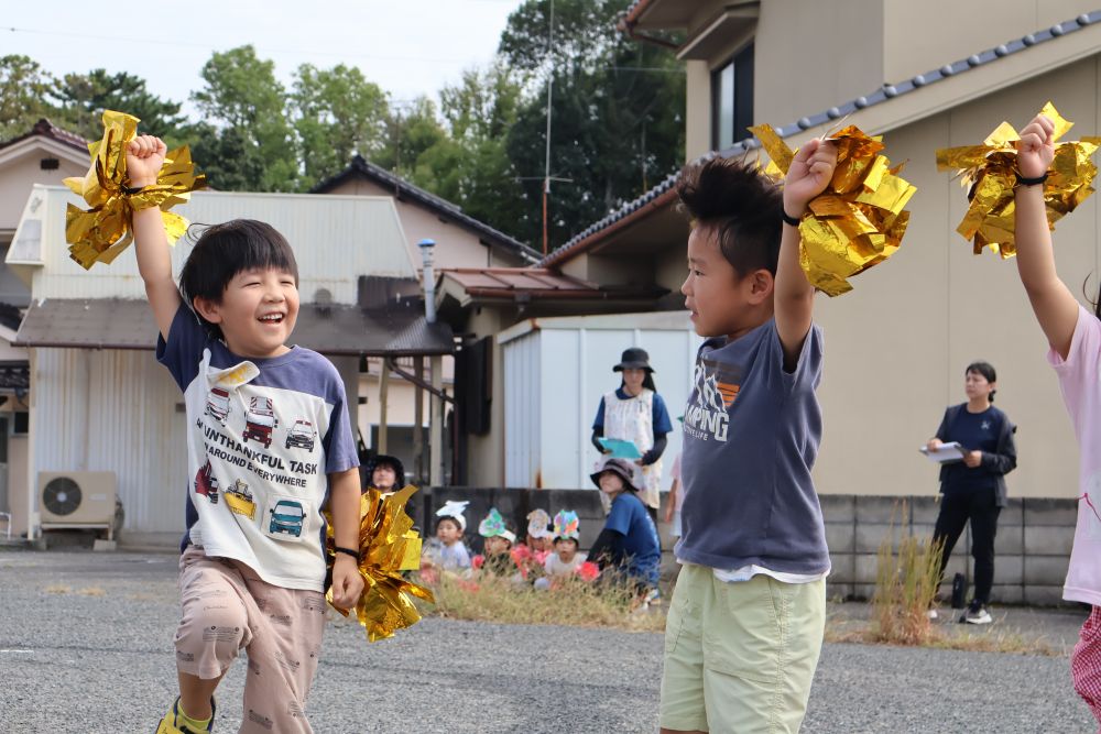 【ダンス】
音楽に合わせて友達と踊る🎵
練習を重ねるごとに自信をもって踊れるようになってきて
少しずつ笑顔も見られるように…

朝の自由遊びの時間も音楽をかけると
みんな踊り出します！

家でも音楽を流してみたら
踊ってくれるかも…♡


