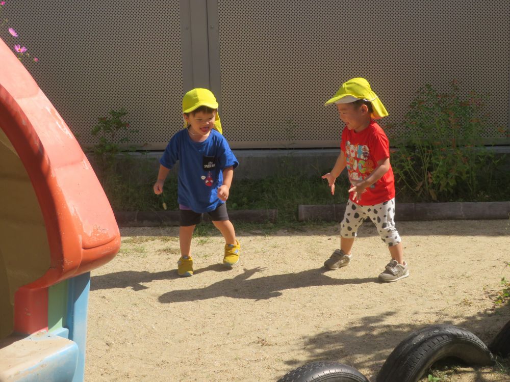 園庭に出ると心地よい日差しと風を感じられるようになりました
子どもたちは園庭でのびのびと遊びを楽しんでいます♪
フワフワのねこじゃらしを見つけたIくんとMくん
触ってみるとくすぐったい!!
おもしろくなって二人でじゃれ合い始めました♪