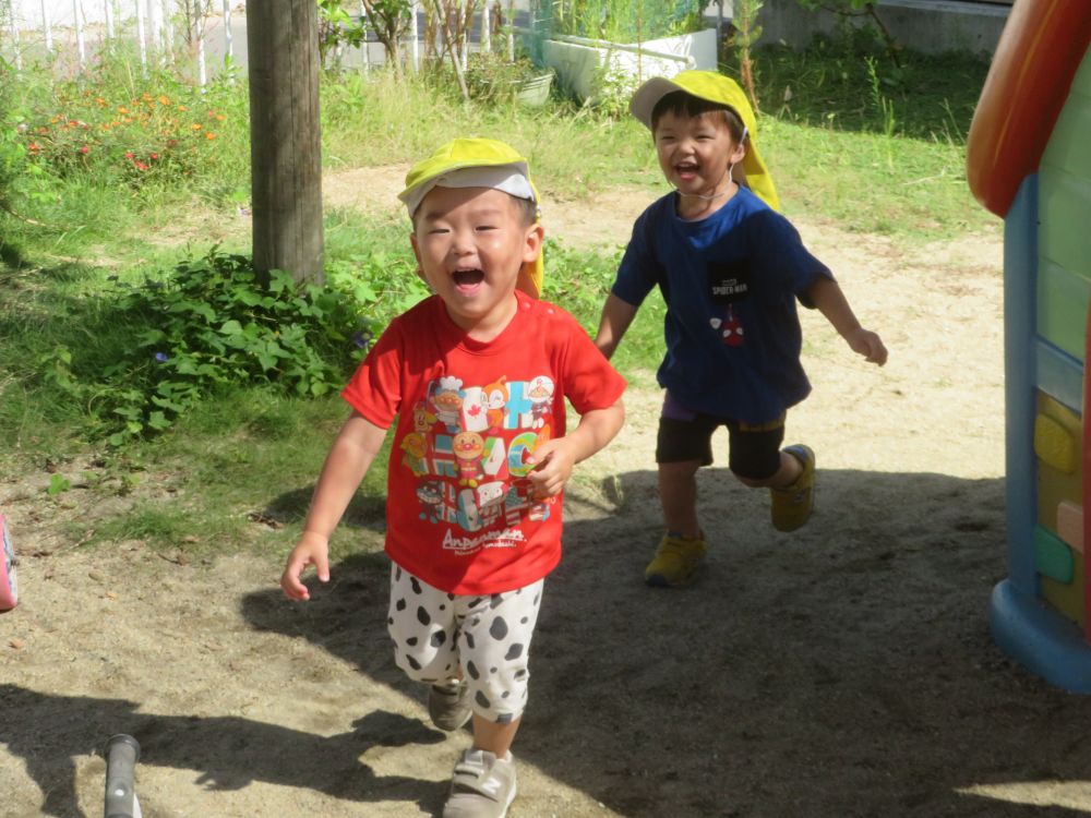 「いくよ~!」
「うわ!にげろ~!!」
「待て~!!」
仲良しの二人は笑顔で追いかけっこを楽しんでいました♡