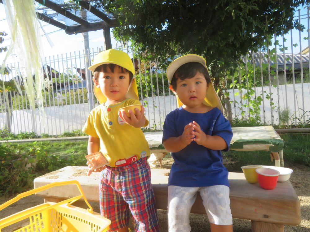 夕方の園庭・・・
『ハッピーバースデー トゥ ユー♪』
手をたたくJくん
その隣で自分で作ったケーキを持つSくん
ケーキにはローソク(枝)がさしてあります!
一緒にお誕生日会をしていました♡