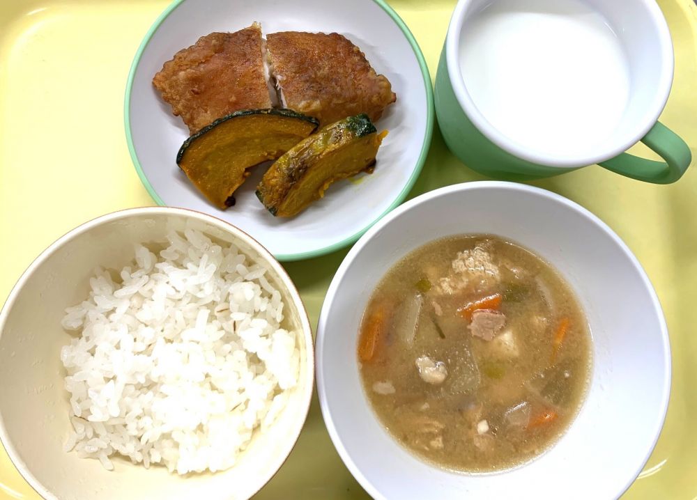 麦ご飯

赤魚の竜田焼き

焼きかぼちゃ

豚汁

牛乳