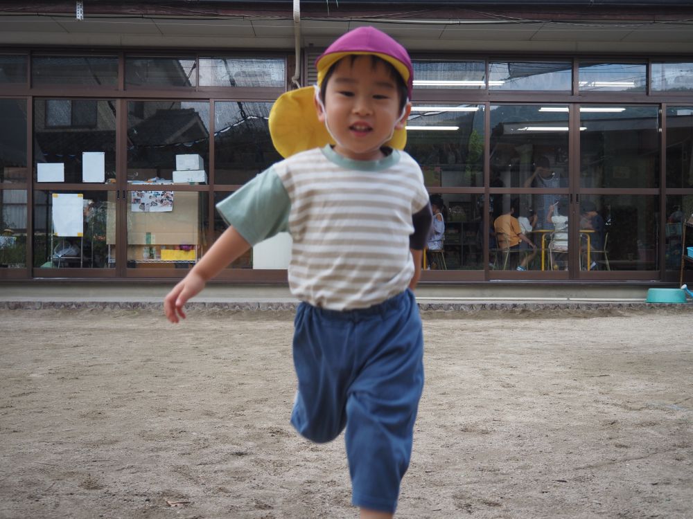 かけっこ大好き！
「きをつけぴ　よーいどん！」の合図で思いっきり走り出します

「もう1回しよ！」と繰り返しかけっこ楽しむHくん
走るたびに笑顔がはじけ、楽しむ気持ちが伝わってきます⭐
