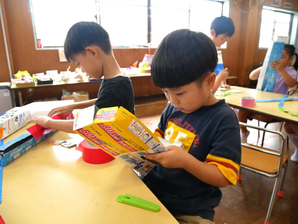 二色に塗った段ボールをひっくり返す
という簡単なルールですが…
手は使えません！！　
なのでひっくり返すためのアイテム作り開始