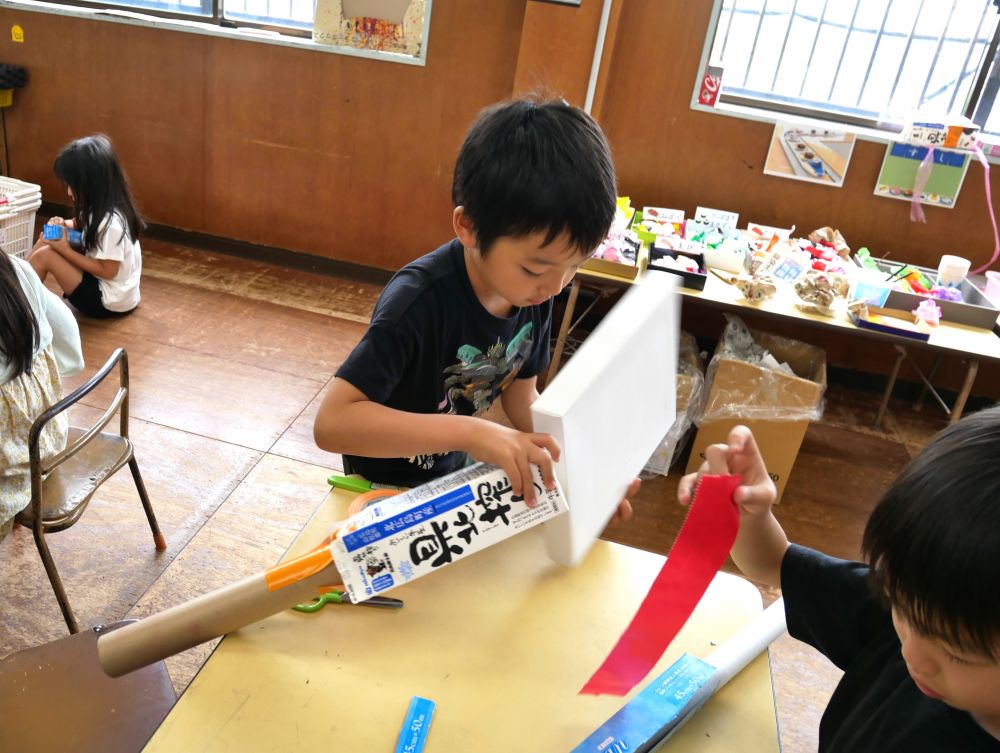 とにかく長くしたり…
何個かの廃材をくっつけて大きくしたり…
女の子は可愛くアレンジする子も…

