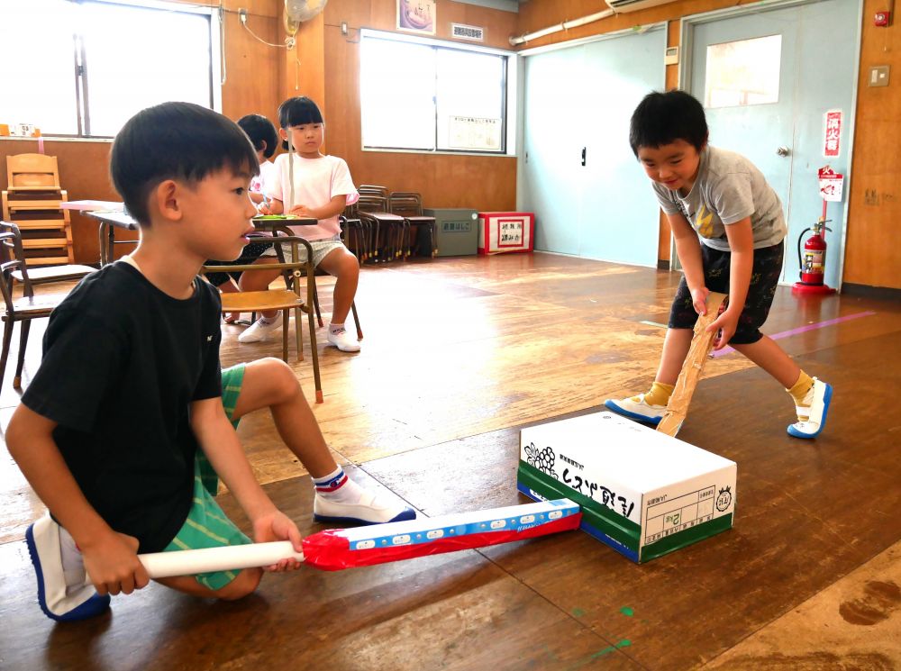 「先生やってみていい？」
「一緒にやろ♪」
同じチームの子を誘い
試してみながらアイテム作り