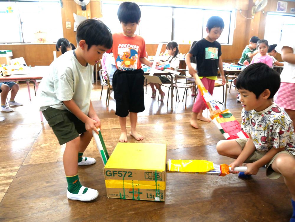 やってみるとつるつる滑ったり
ひっくり返りすぎたりと、
意外と難しい…

お家の人のアイテムも子ども達が作っています！！