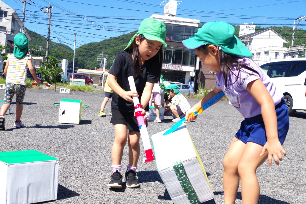 だんだんひっくり返すのも上手になり
どんどんスピードアップするみんな！！

なのでもう一つルールを追加♡
引っくりかえしたあと、合図が鳴ると
前に置いてあるフラフープの中に箱を積み上げる…
積み上げ方も大事です♪