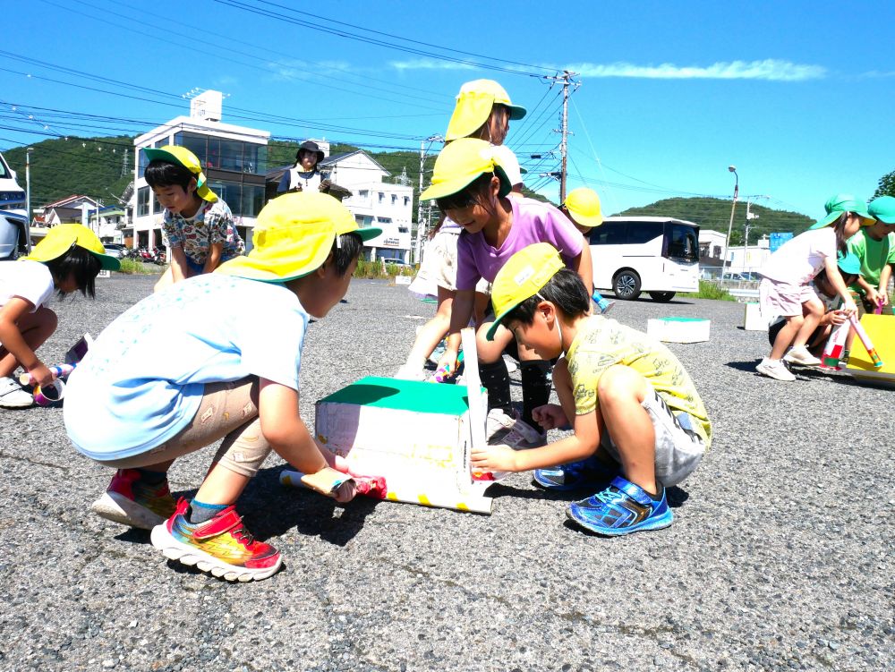 親子で積み上げる時には
もう少し高いコンテナの上に積み上げます
届かなくなるとお家の人の力が必要かも…♡
また子ども達にルールを聞いてみてください