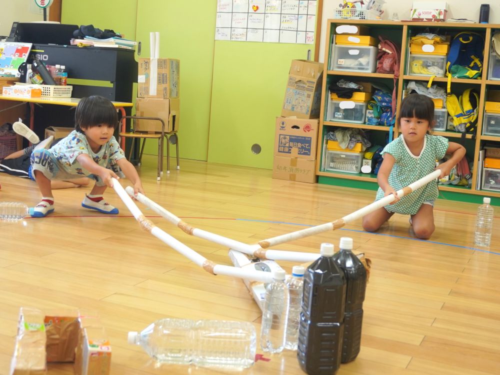 アイテムができたらやってみる☆
「うーん取れない…」
「あともうちょっとなのに!」
やってみると結構難しいことに気付き
どうしたら取れるようになるか考えます!