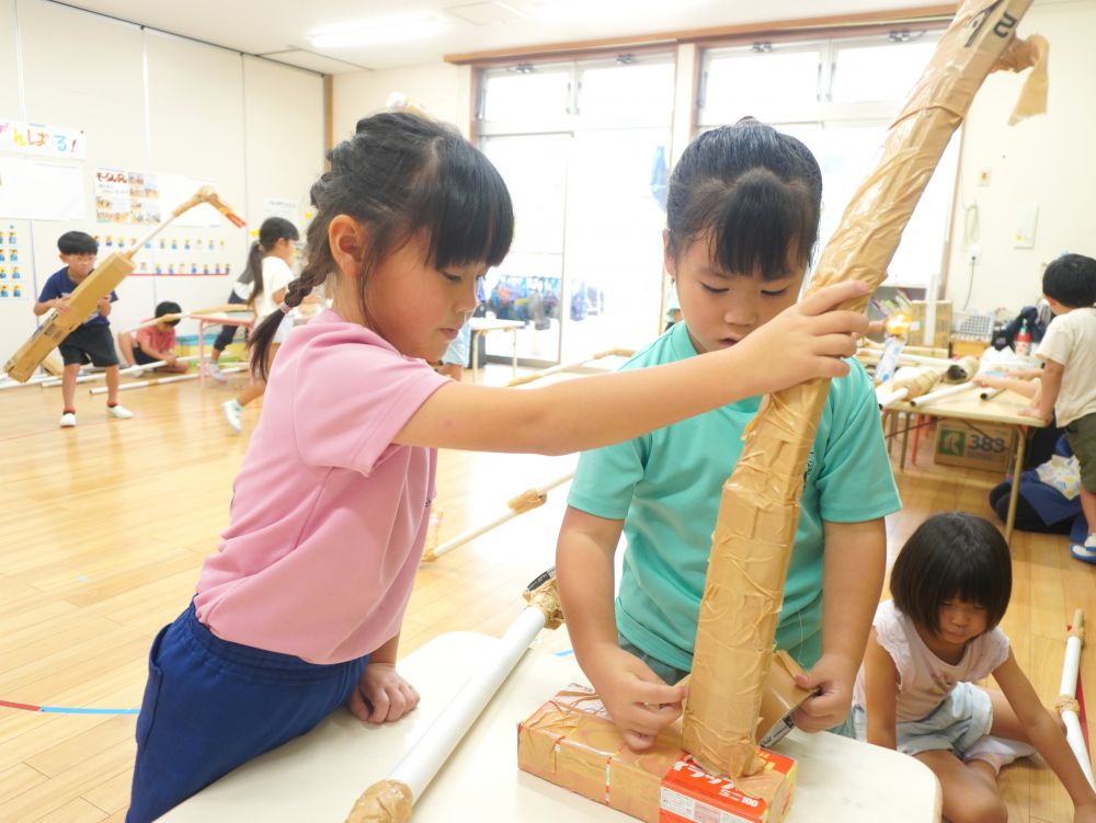 ”チームの仲間と協力する”
自分だけのアイテム… 自分がいっぱい取れればいい…
ではなく・・・
困っている仲間に声を掛けたり
できている仲間のアイテムを参考にしたり
協力する力が勝利につながります♡
「ガムテープつけたいけど折れてくる…」
「持っといてあげる!」
アイテム作りに友達の協力は必要なんです♡
