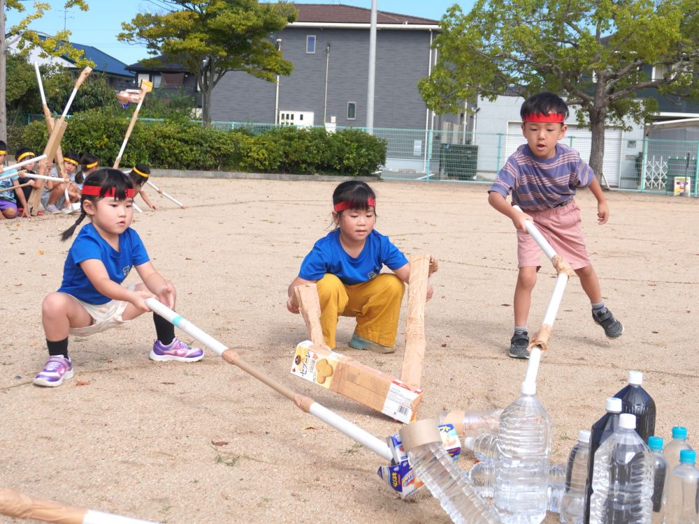 外と室内では全然違う!
「ペットボトルが全然滑らんー」
「難しい…取れんー!!」
何が足りないのか…
どうしたら取れるようになるか…
それぞれ考える!!